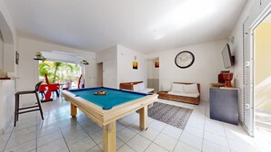 Game room - Villa Salines (sleeps 15) Sainte-Anne Jacuzzi Pool, 5 minutes from Pointe Marin (Sainte-Anne)