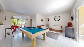 Game room - Villa Salines (sleeps 15) Sainte-Anne Jacuzzi Pool, 5 minutes from Pointe Marin (Sainte-Anne)
