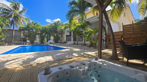 Outdoor pool - Villa Salines (sleeps 15) Sainte-Anne Jacuzzi Pool, 5 minutes from Pointe Marin (Sainte-Anne)