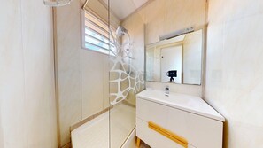 Dusche, Haartrockner, Handtücher, Seife