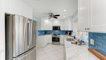 Fridge, stovetop, dishwasher