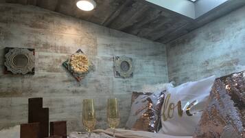 1 bedroom, desk, iron/ironing board, WiFi