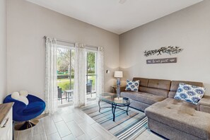 Tv, dvd-spelare, bordsfotboll och ett bordtennisbord