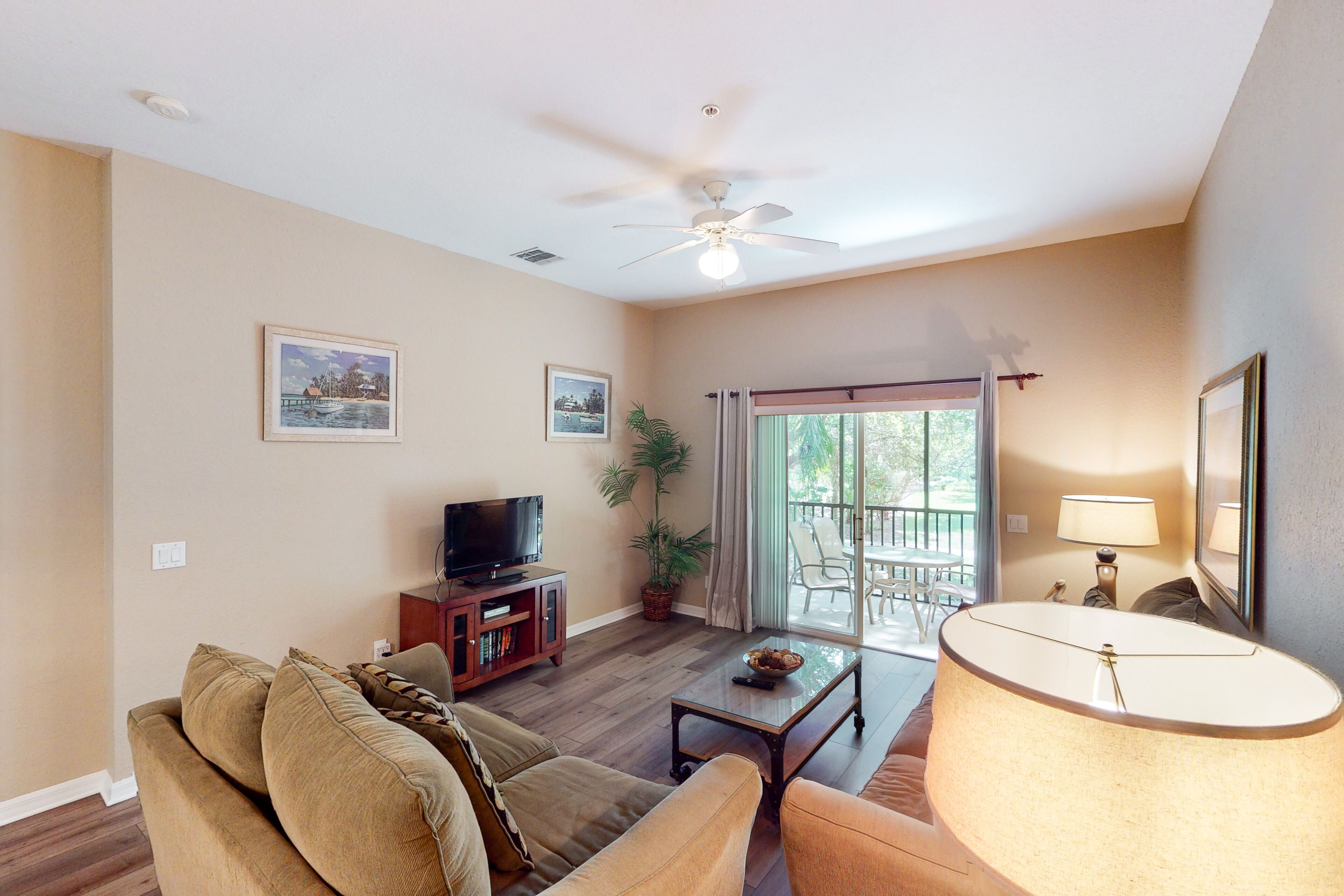 2nd floor condo w/ pools, restaurant, balcony, tennis court, basketball court