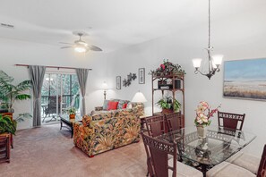 Televisio, DVD-soitin, pöytäjalkapallopöytä, pöytätennispöytä