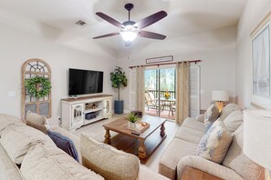 テレビ、DVD プレーヤー、テーブルサッカー台、卓球台