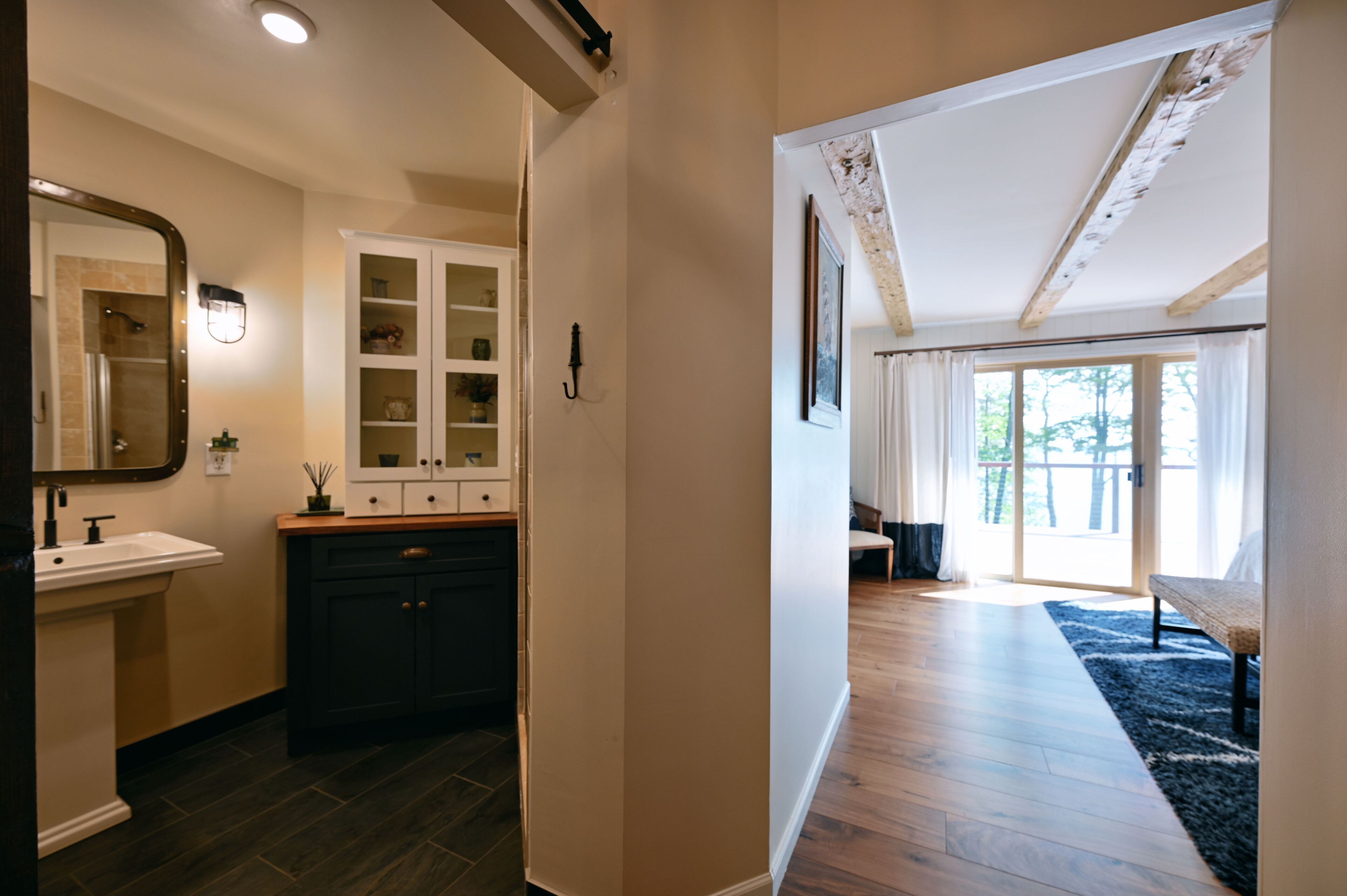 Un baño moderno con lavamanos, mueble y espejo.