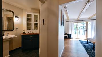 Un baño moderno con lavamanos, mueble y espejo.