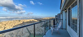 ‘Eagles View’ Condo in Ocean Shores w/ 3 Balconies