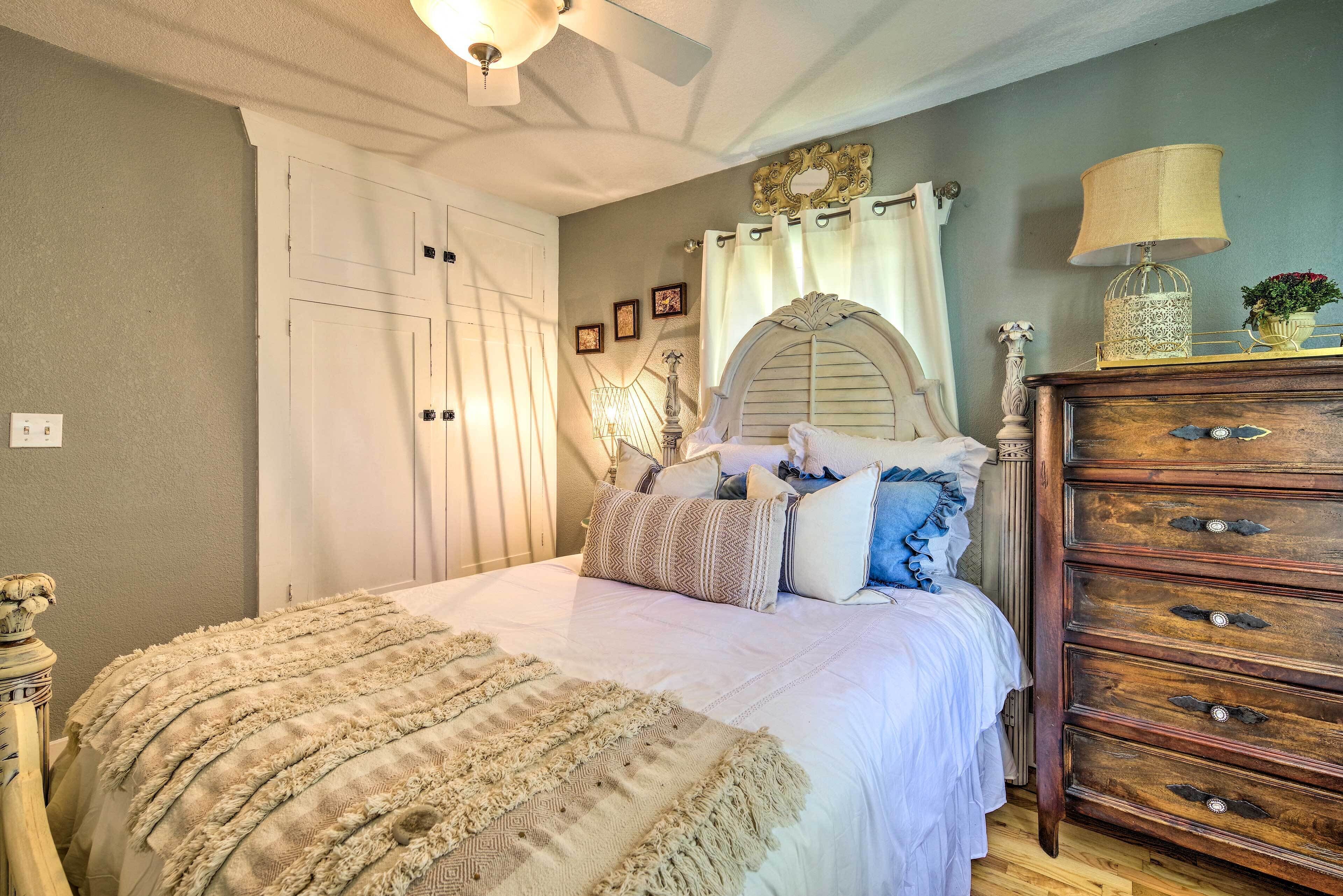2 bedrooms, iron/ironing board, internet, bed sheets