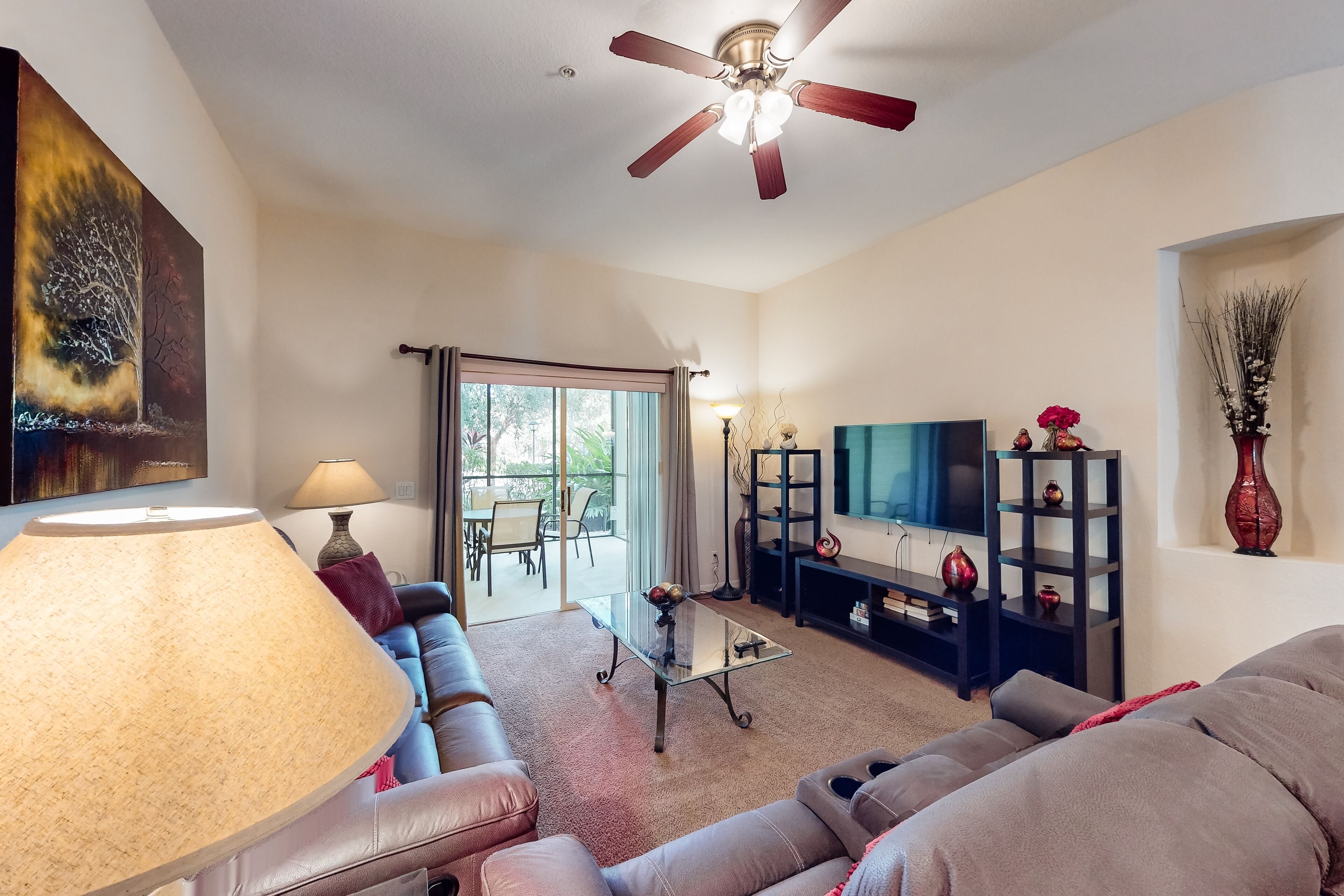 1st-floor condo with patio, basketball court, dining & sauna - near theme parks
