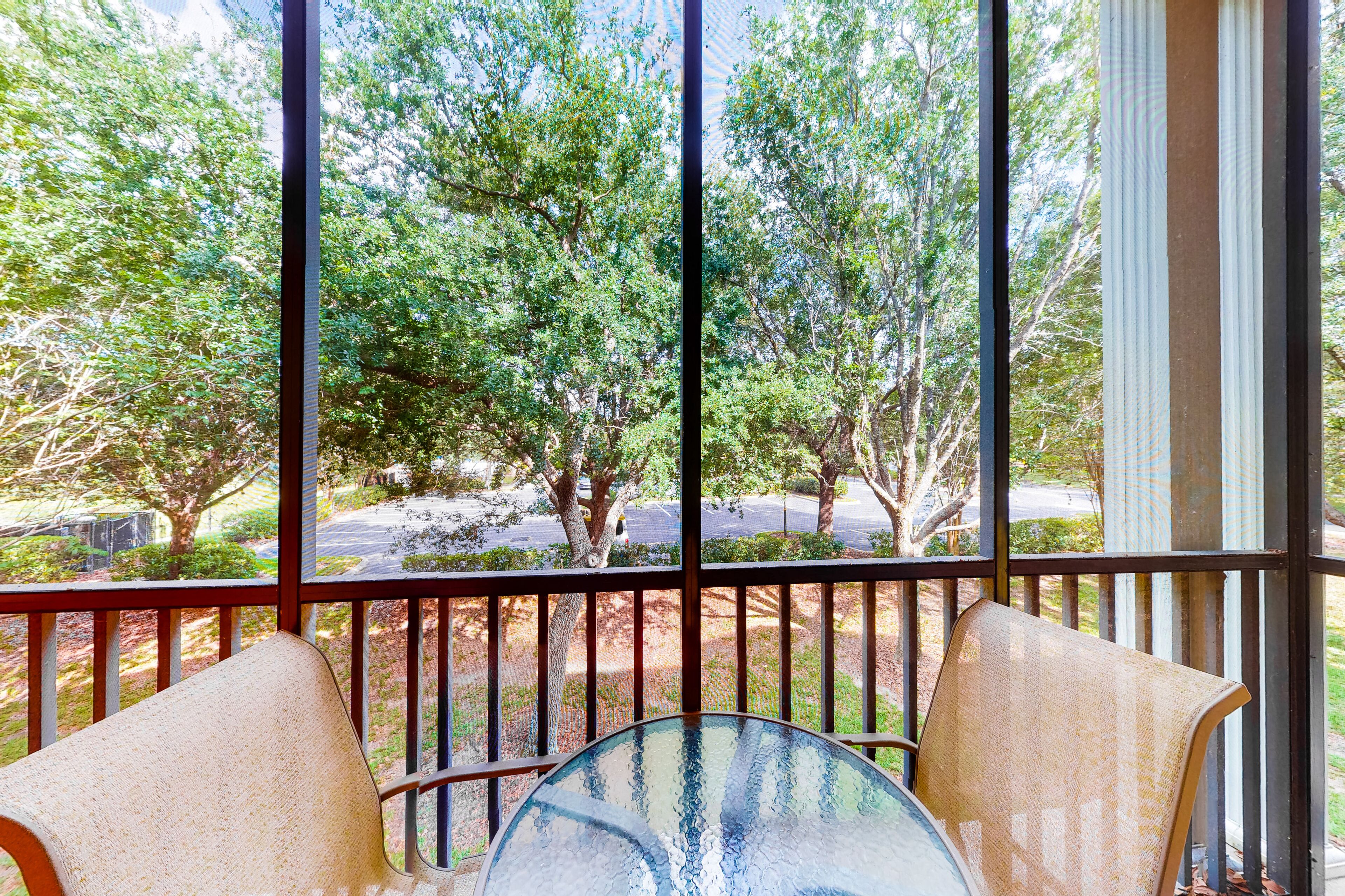 2nd floor condo near theme parks, shared pools, sauna, balcony, tennis court