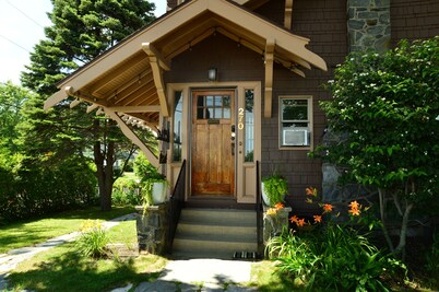 Spacious Craftsman w/ Casco Bay Views. Hot Tub, Patio, Easy Access to Old Port