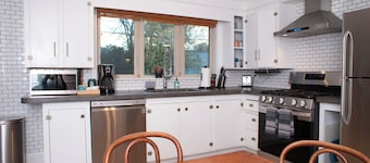 Spacious Craftsman w/ Casco Bay Views. Hot Tub, Patio, Easy Access to Old Port