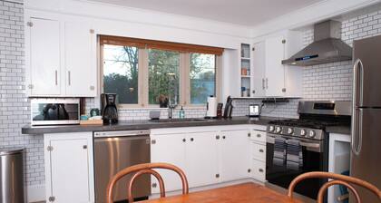 Stunning and Spacious 6 BR Waterfront House with Hot Tub