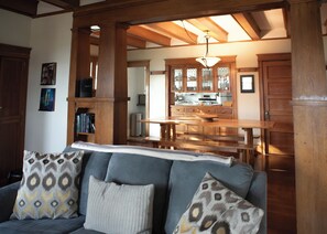 Smart TV, chimenea, videojuegos y reproductor de DVD 