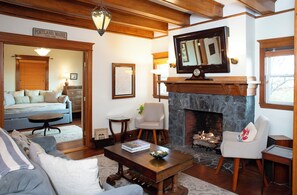 Smart TV, chimenea, videojuegos y reproductor de DVD 