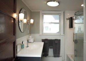 Ensemble douche/baignoire, sèche-cheveux, serviettes fournies, savon