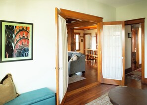 Smart TV, chimenea, videojuegos y reproductor de DVD 