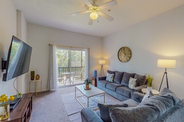 Télévision, lecteur de DVD, baby-foot, table de tennis de table