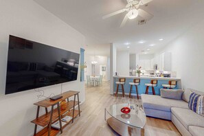 Fernseher, DVD-Player, Tischfußball, Tischtennisplatte