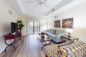 Televisión, reproductor de DVD, futbolito y libros 