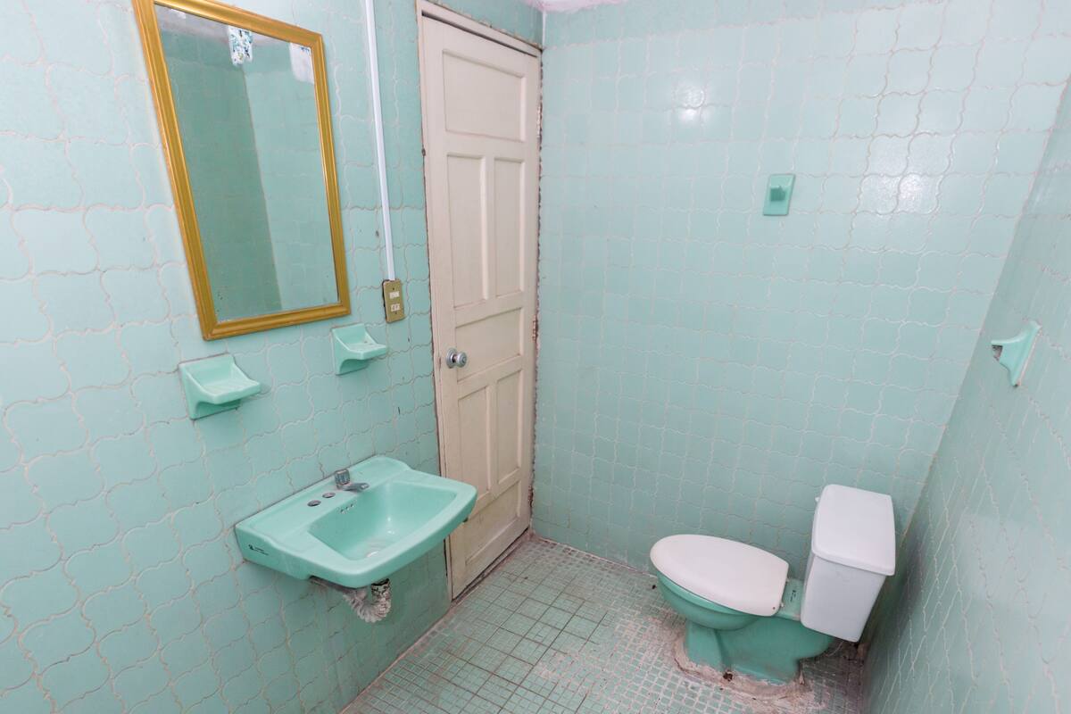 Habitación familiar | Baño | Regadera, toallas, shampoo 