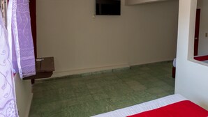 WiFi (free), bed sheets - OYO Hotel Rubi (Zihuatanejo)