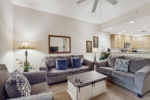 Fernseher, Tischfußball, Bücher