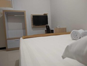 Comfort Double Room | Room amenity - Edelweiss Homestay (Malang)