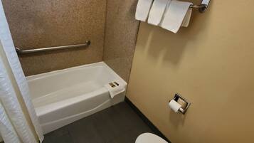 Kamar Double Basic | Kamar mandi | Bathtub dan handuk