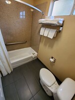 Basic Double Room (Non-Smoking) | Banheiro | Banheira, toalhas de banho