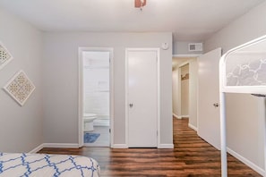 2 chambres, fer et planche à repasser, Wi-Fi gratuit, draps fournis