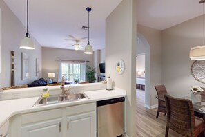 Interior - 1st-floor condo with restaurant, tennis court, pools & sauna (Davenport)