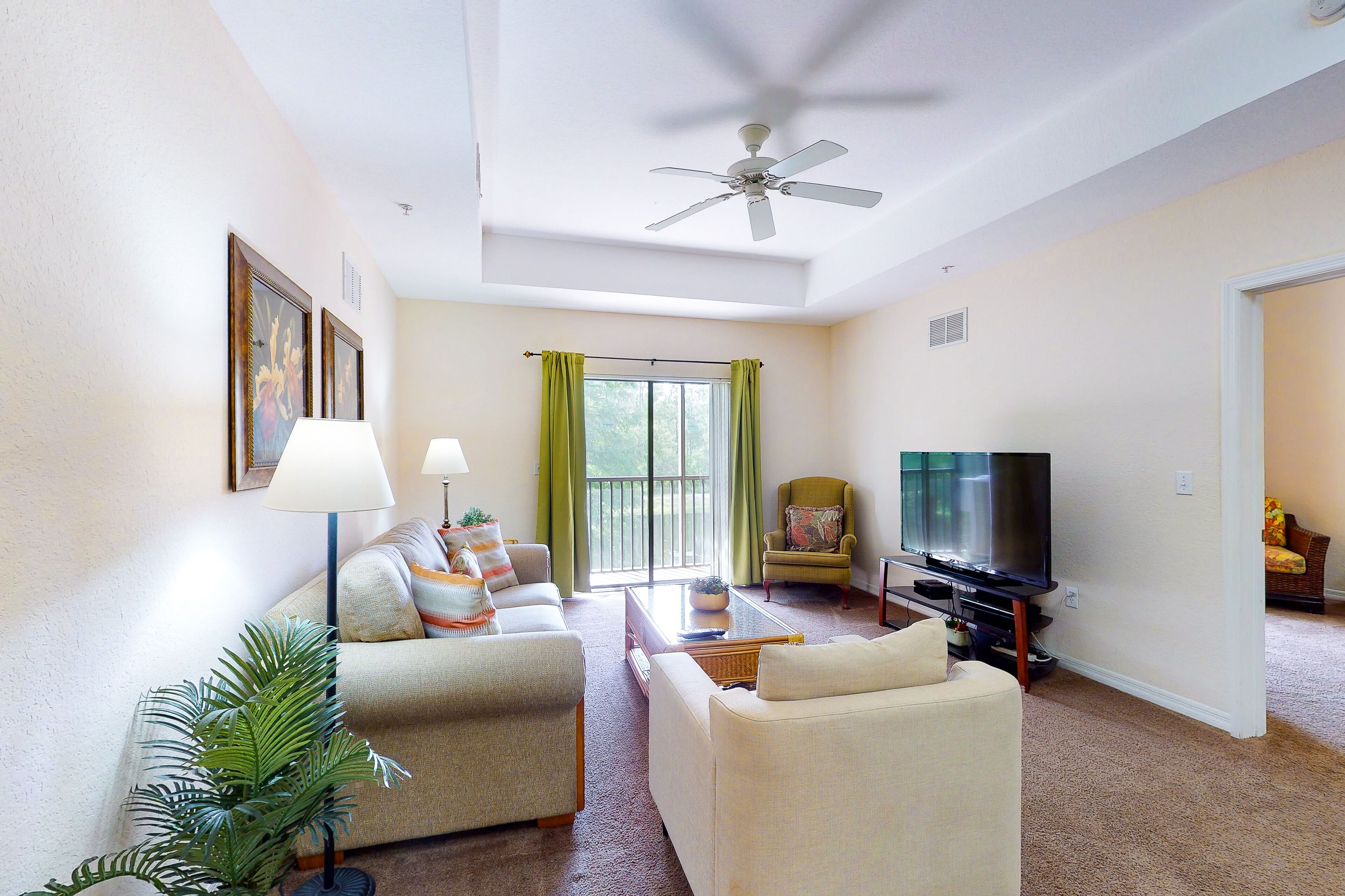 2nd-floor condo near theme parks - pool access, hot tub, gym, balcony & sauna