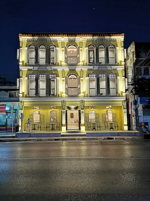 Façade de l’hébergement - soirée/nuit