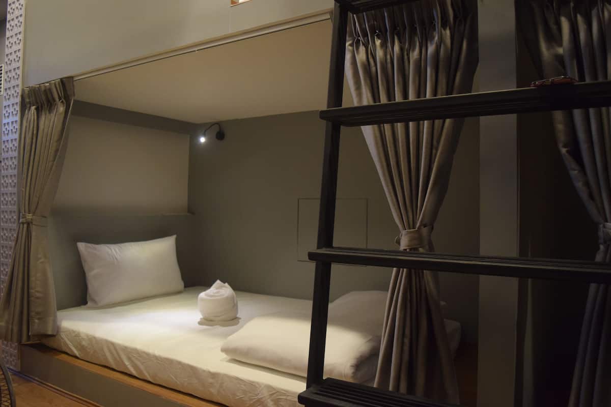 Single Capzule Female (Side Entry) Lower | Iron/ironing board, free WiFi, bed sheets