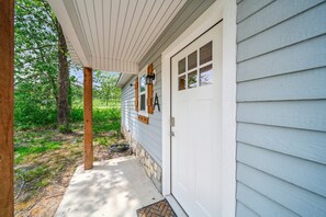 Exterior detail - Kayaks*Forest View*Firepit*King*Lakefront*Gameroom (Grove)