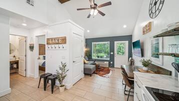 1 chambre, fer et planche Ă repasser, Wi-Fi gratuit, draps fournis