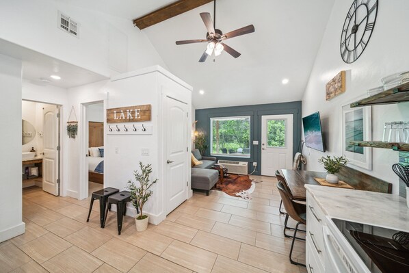 1 bedroom, iron/ironing board, free WiFi, bed sheets - Kayaks*Forest View*Firepit*King*Lakefront*Gameroom (Grove)