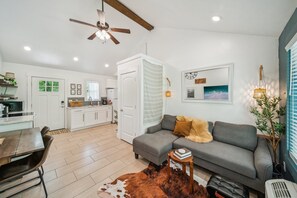 TV connectée, cheminée, table de tennis de table, livres