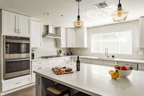 Geladeira, micro-ondas, fogão, cooktop