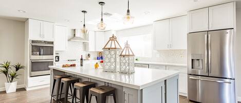 Kühlschrank, Mikrowelle, Ofen, Herdplatte