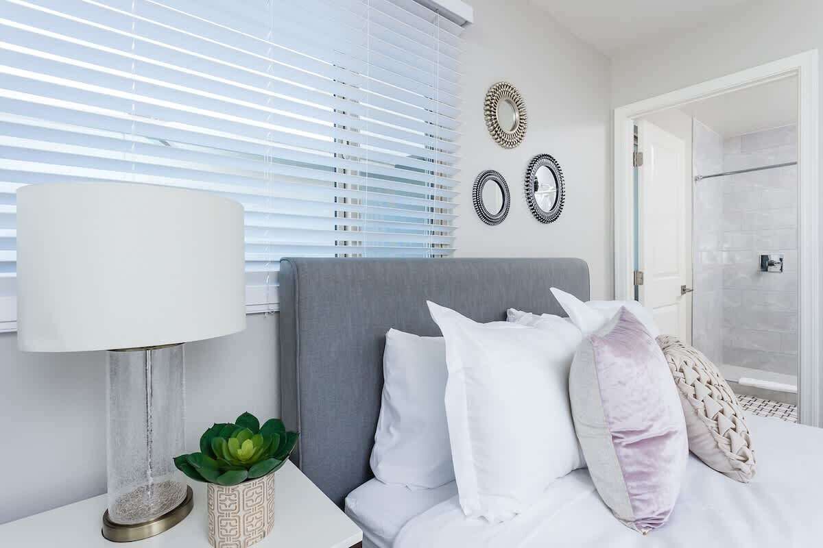 5 bedrooms, iron/ironing board, WiFi, bed sheets
