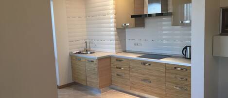 Micro-ondes, four, batterie de cuisine, vaisselle et ustensiles