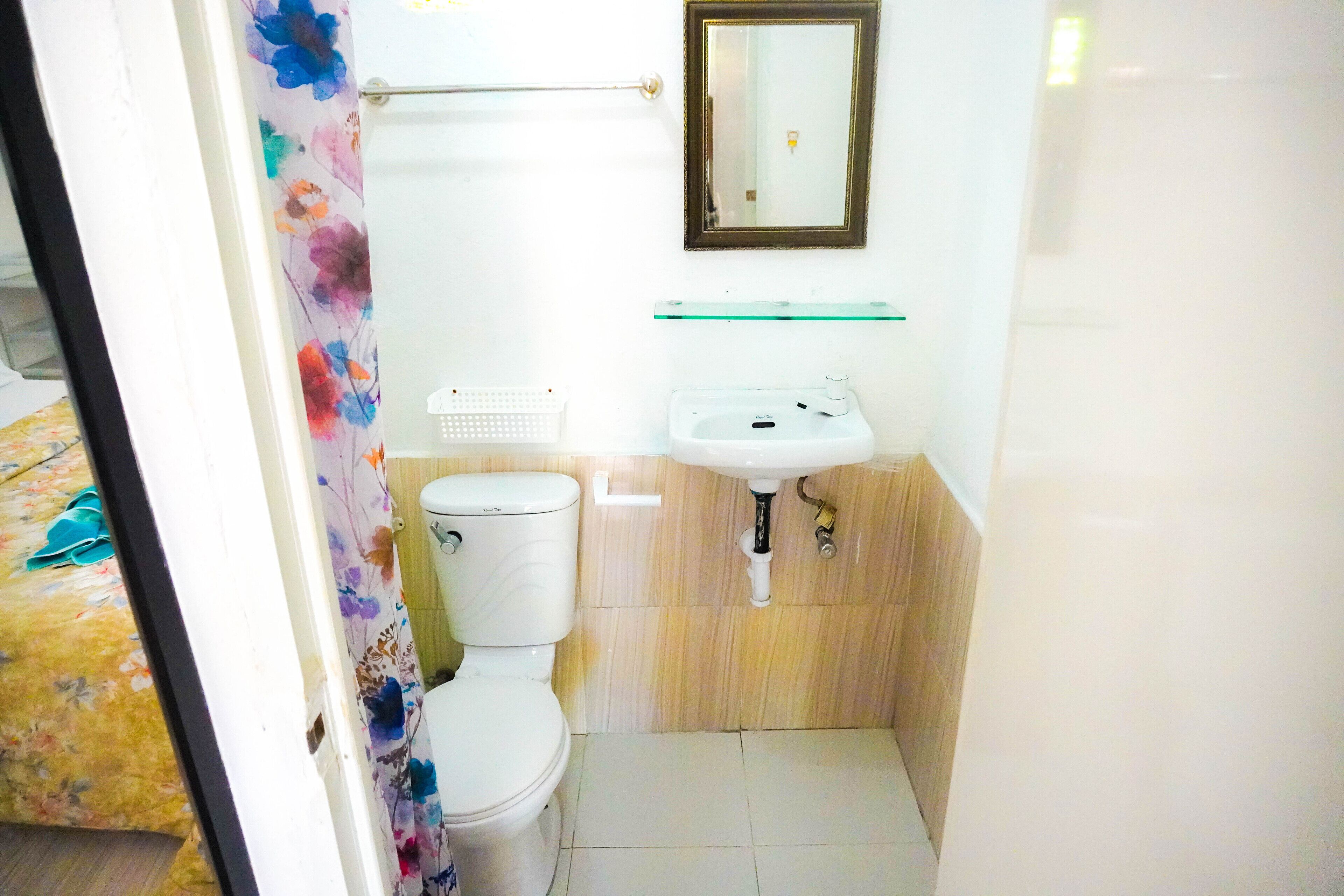Deluxe Double Room | Bathroom | Shower, free toiletries, towels, soap