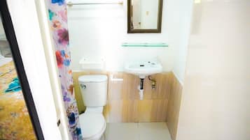 Deluxe Double Room | Bathroom | Shower, free toiletries, towels, soap