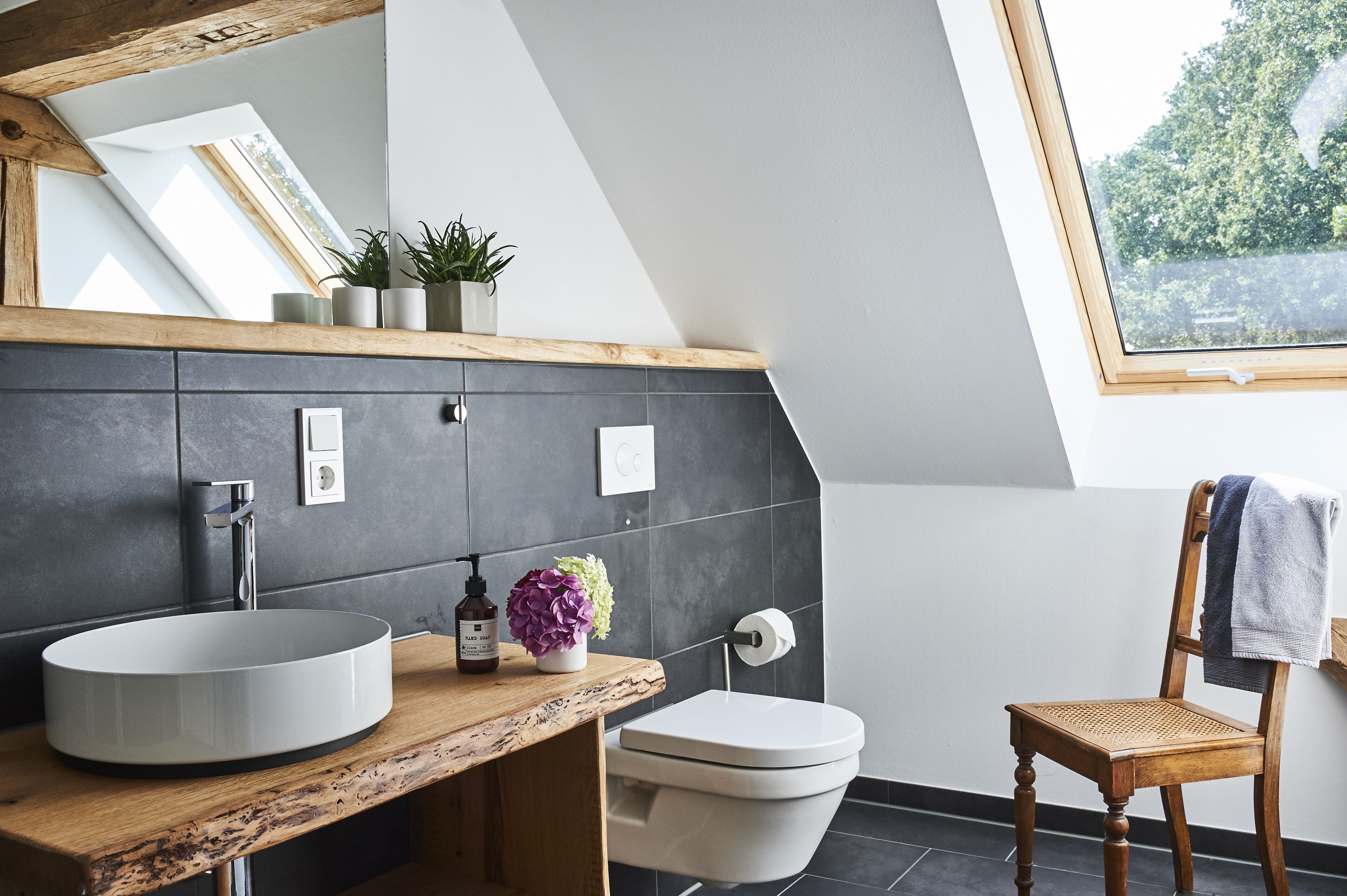 Een douche, een haardroger, handdoeken, zeep