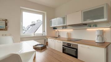 Een koelkast, een magnetron, een oven, een vaatwasser