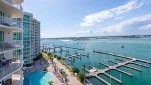 Een hotel met zwembad, terras en een jachthaven.